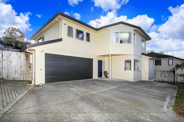 Photo of property in 2/12 Mossop Rise, Glenfield, Auckland, 0629