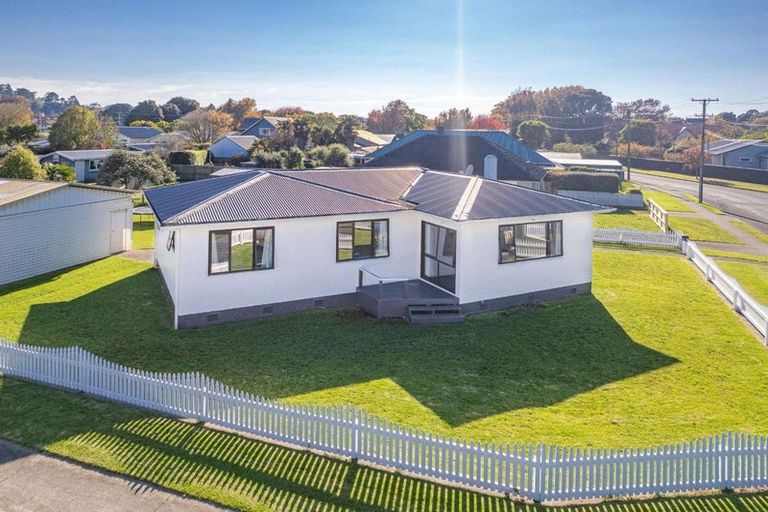Photo of property in 24 Selwyn Crescent, College Estate, Whanganui, 4500