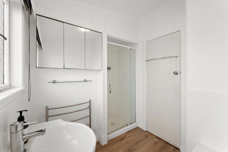 Photo of property in 6 Merville Avenue, Te Atatu South, Auckland, 0610