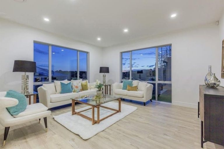 Photo of property in 10 Ian Gordon Lane, Orewa, 0931