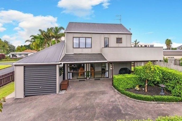 Photo of property in 2 Millen Place, Clarks Beach, 2122