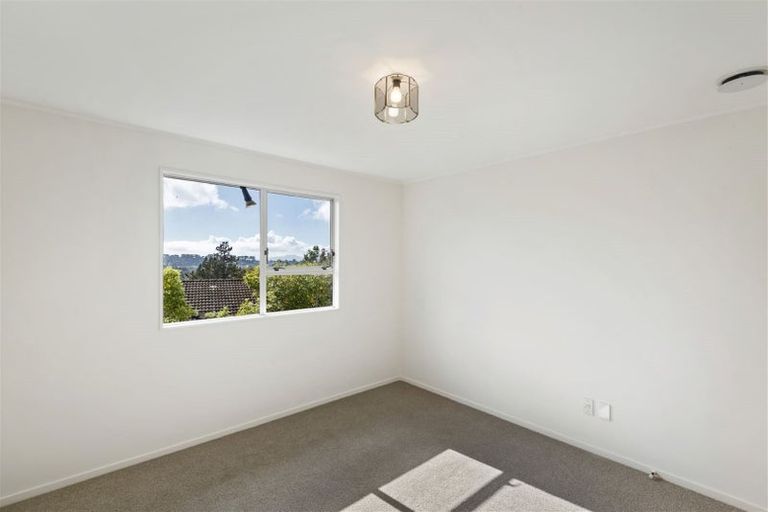 Photo of property in 27 Trias Road, Totara Vale, Auckland, 0629