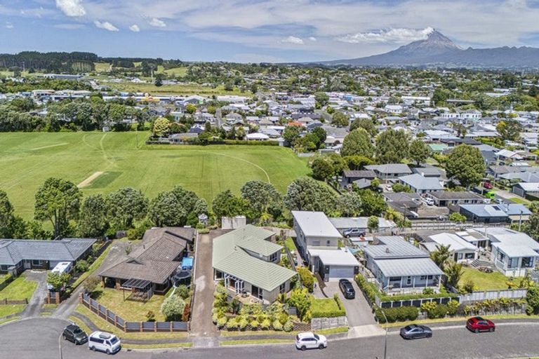 Photo of property in 8 Chatswood Grove, Fitzroy, New Plymouth, 4312