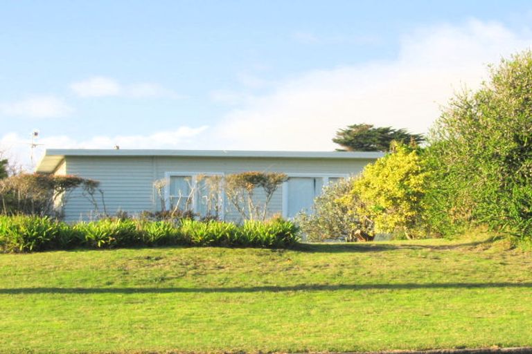 Photo of property in 21 Rauparaha Street, Waikanae Beach, Waikanae, 5036