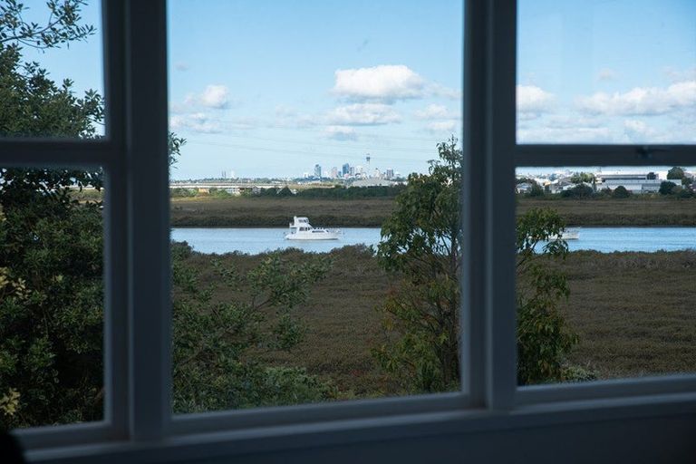 Photo of property in 112b Roberts Road, Te Atatu South, Auckland, 0610