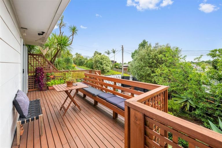 Photo of property in 1/9 De Val Drive, Titirangi, Auckland, 0604