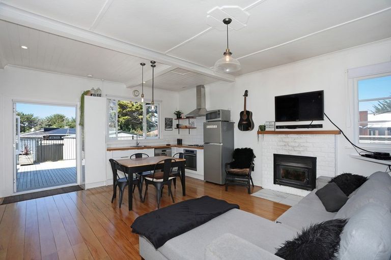 Photo of property in 21 Signal Street, Foxton Beach, Foxton, 4815