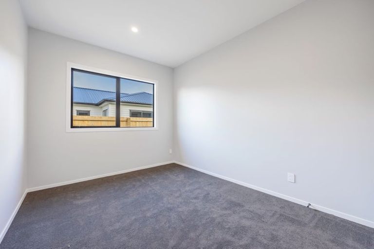 Photo of property in 15 Mcindoe Road, Kumeu, 0810