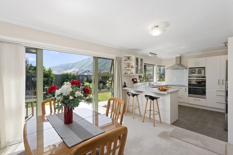 Photo of property in 9 Cranbrook Grove, Waikanae, 5036