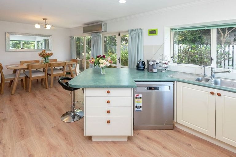 Photo of property in 2/130 Sandspit Road, Shelly Park, Auckland, 2014