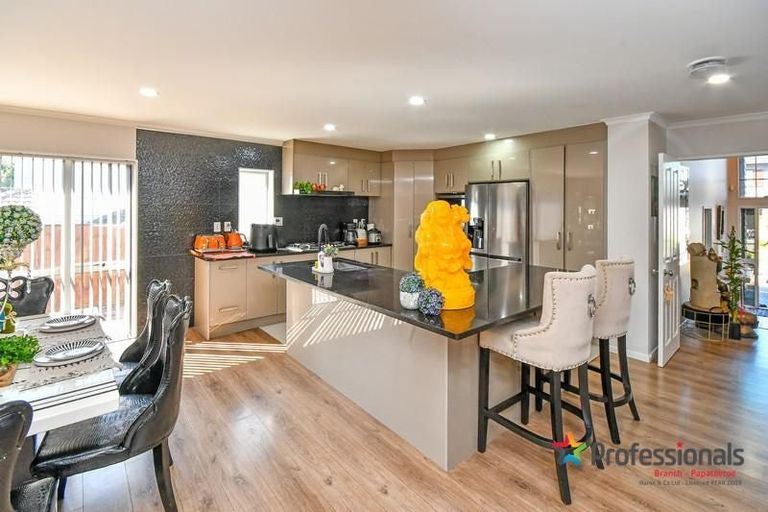 Photo of property in 38 Seresin Crescent, Flat Bush, Auckland, 2016