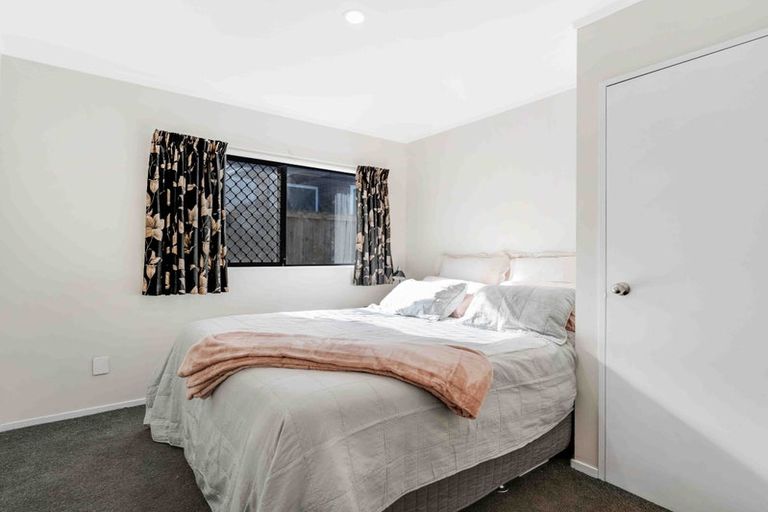 Photo of property in 2/19 Sailfish Drive, West Harbour, Auckland, 0618