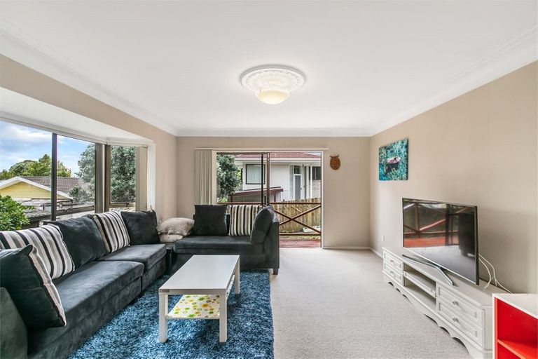 Photo of property in 2/10 Redoubt Road, Goodwood Heights, Auckland, 2105