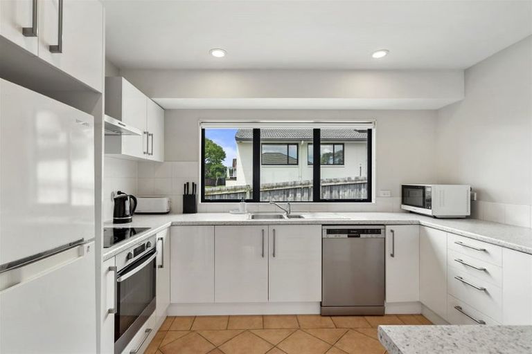 Photo of property in 8a Aeroview Drive, Beach Haven, Auckland, 0626