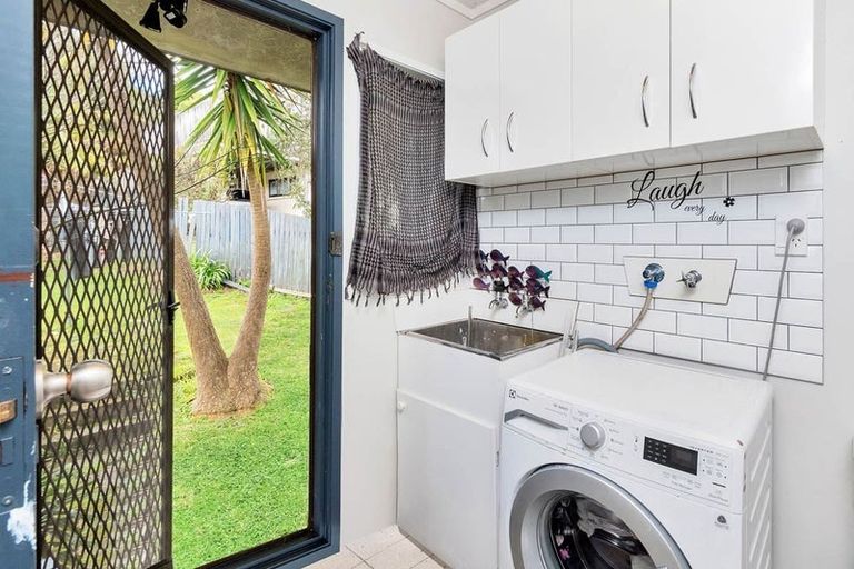 Photo of property in 8 Arde Place, Massey, Auckland, 0614