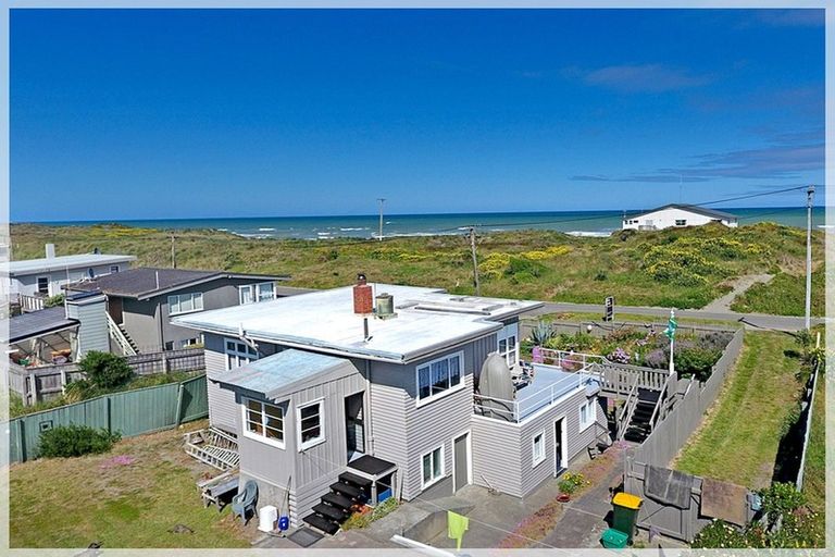 Photo of property in 11 Marine Parade South, Foxton Beach, Foxton, 4815