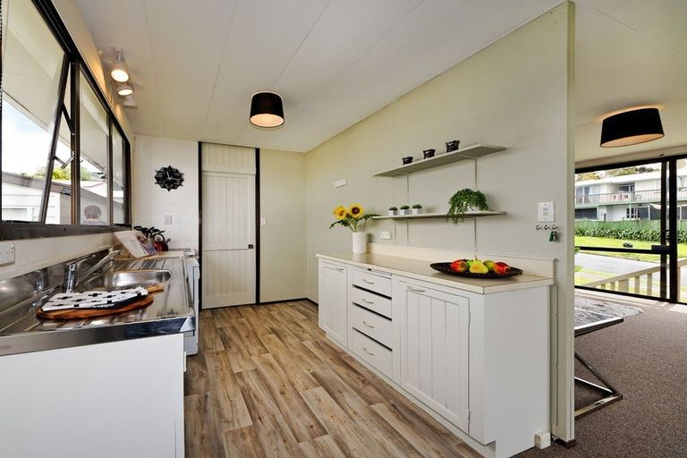 Photo of property in 1/4 Hanson Place, West Harbour, Auckland, 0618