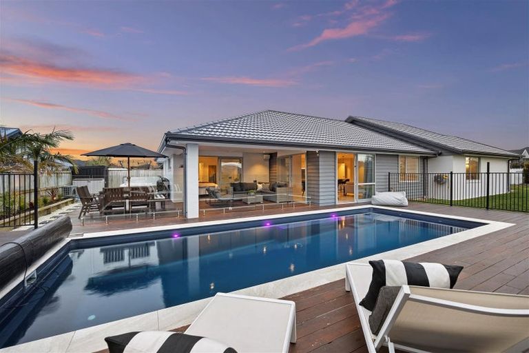 Photo of property in 24 Sir Lincoln Drive, Kumeu, 0810