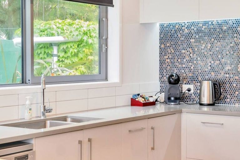 Photo of property in 23 Quinns Road, Waiatarua, Auckland, 0612