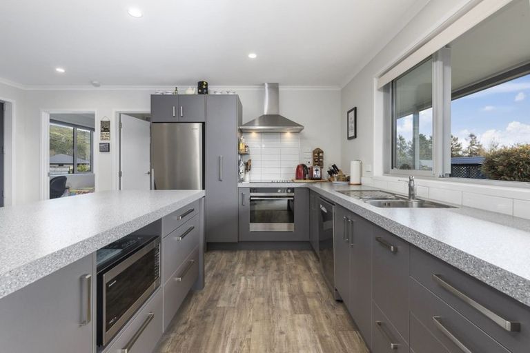 Photo of property in 4 Rogers Place, Kinloch, Taupo, 3377