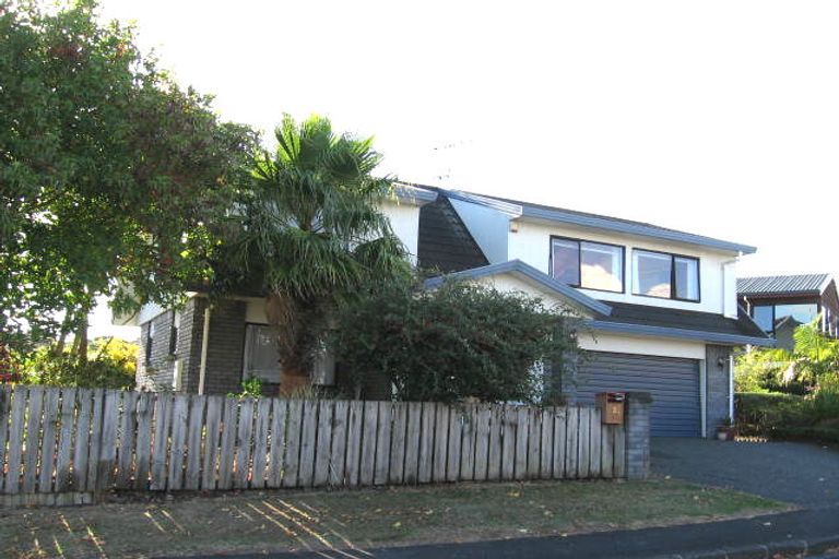 Photo of property in 2/3 Lantana Road, Green Bay, Auckland, 0604