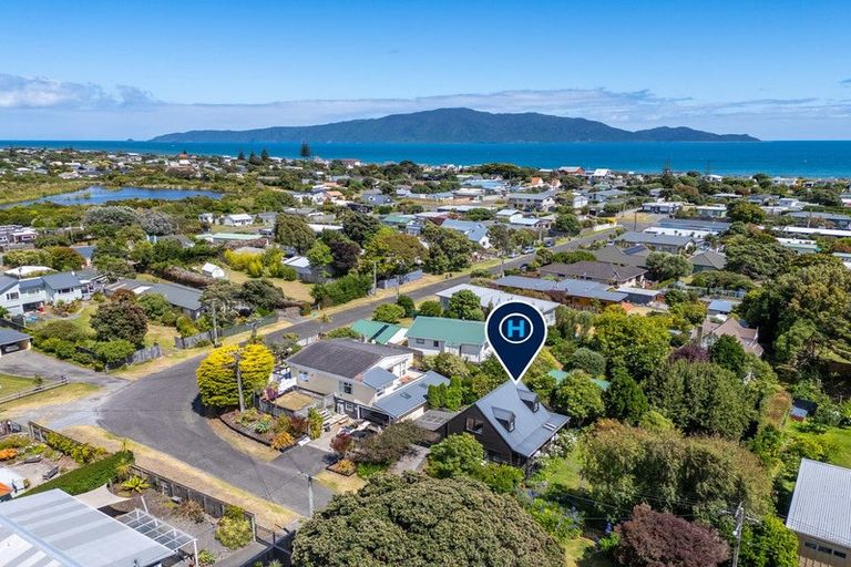 Photo of property in 3 Henare Street, Waikanae Beach, Waikanae, 5036