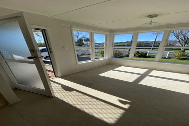 Photo of property in 17 Queenwood Road, Levin, 5510