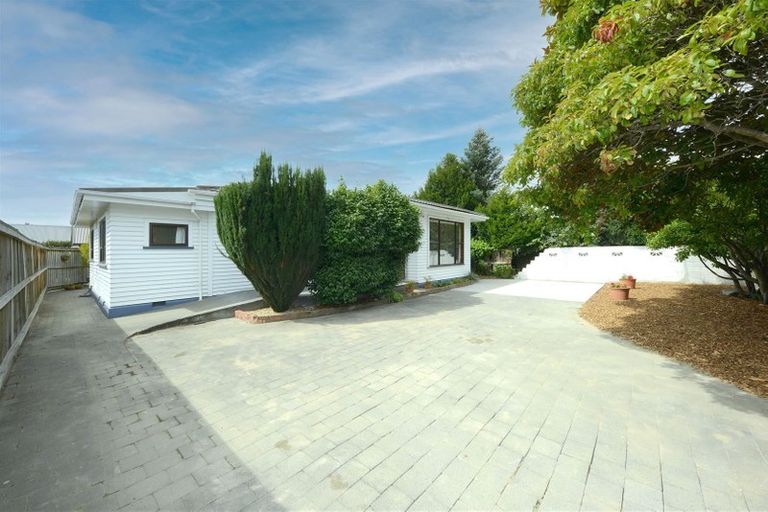 Photo of property in 112 Memorial Avenue, Burnside, Christchurch, 8053