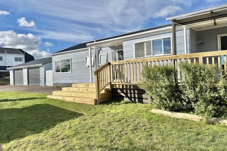 Photo of property in 81 Luckens Road, West Harbour, Auckland, 0618