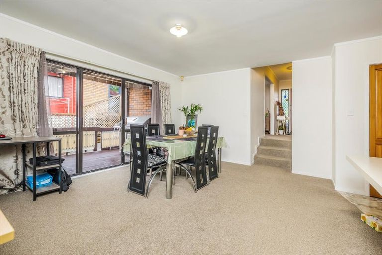 Photo of property in 35 Pinewood Grove, Botany Downs, Auckland, 2010