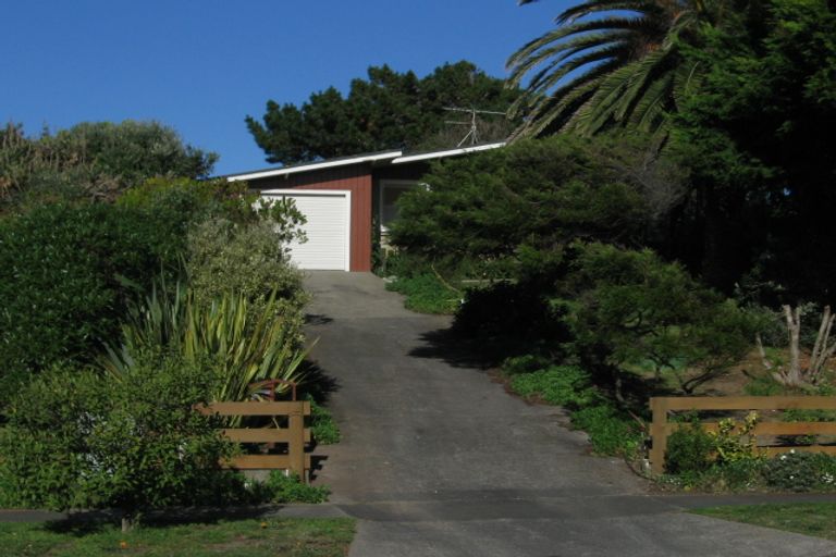 Photo of property in 4 Rutherford Drive, Waikanae Beach, Waikanae, 5036
