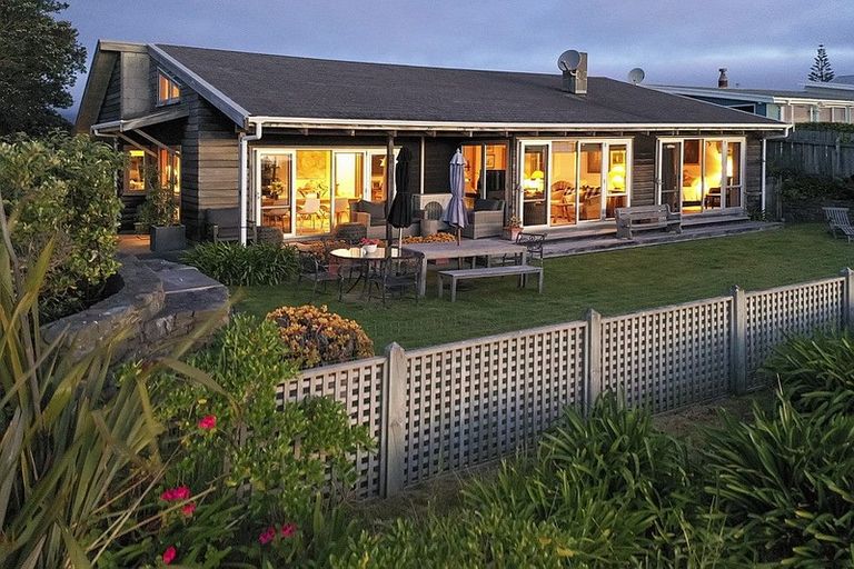 Photo of property in 41 Field Way, Waikanae Beach, Waikanae, 5036