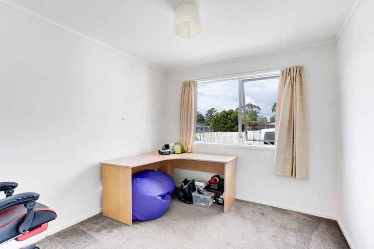 Photo of property in 2/15 Frobisher Way, Clendon Park, Auckland, 2103