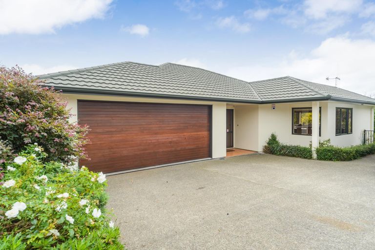 Photo of property in 15 Greenwood Place, Fitzherbert, Palmerston North, 4410