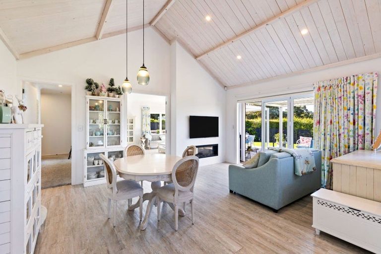 Photo of property in 51 Coutts Way, Fitzherbert, Palmerston North, 4410