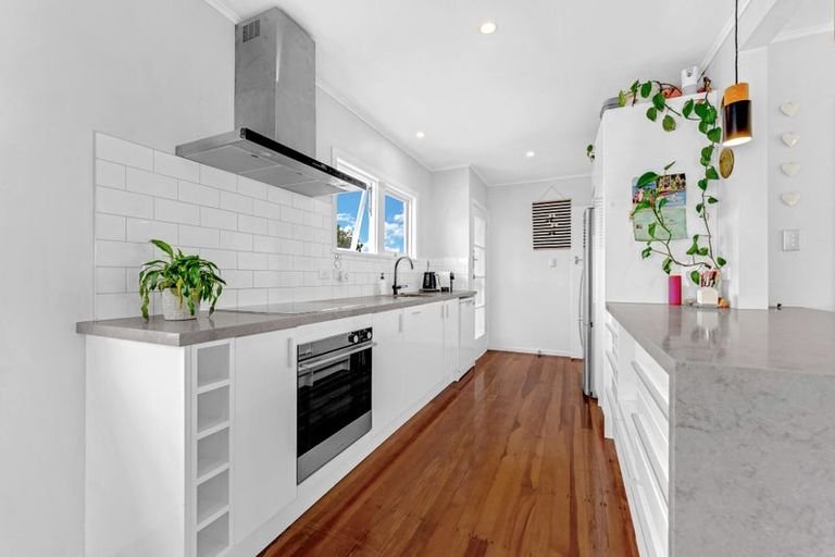 Photo of property in 20 Sylvan Crescent, Te Atatu South, Auckland, 0610