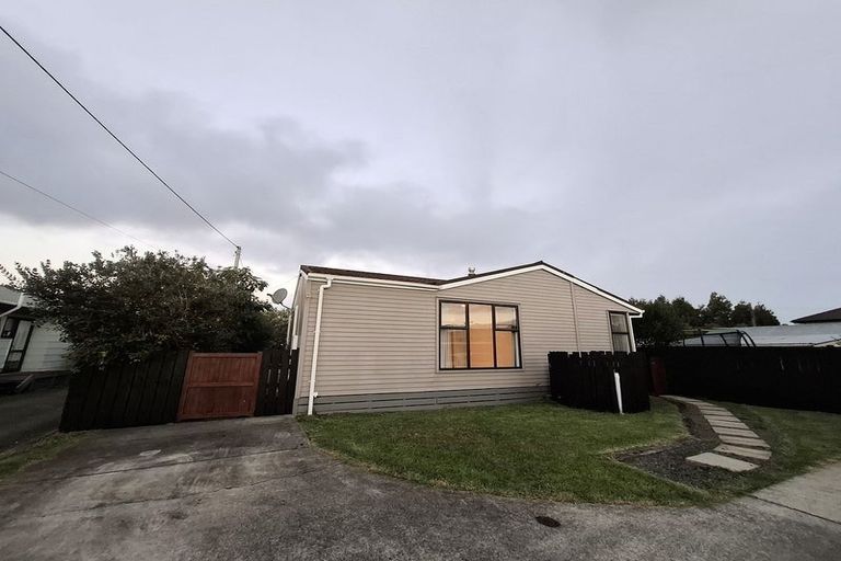 Photo of property in 22a Kirrie Avenue, Te Atatu South, Auckland, 0610