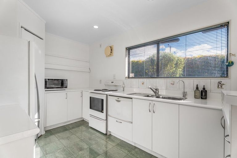 Photo of property in 2/71 Potter Avenue, Northcote, Auckland, 0627