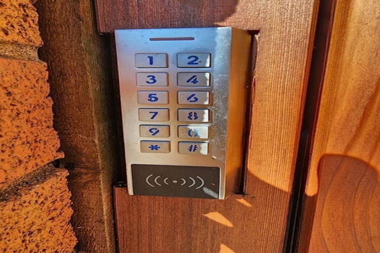 Photo of property in 102 Wiseley Road, West Harbour, Auckland, 0618