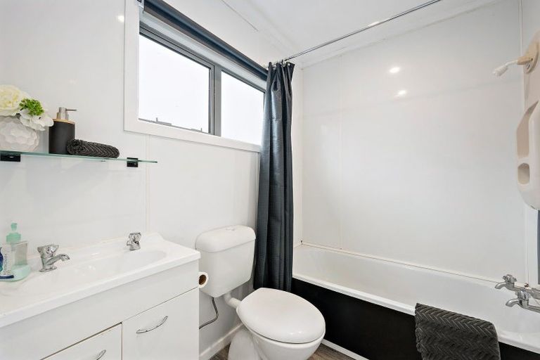 Photo of property in 7 Chetwode Grove, Newlands, Wellington, 6037