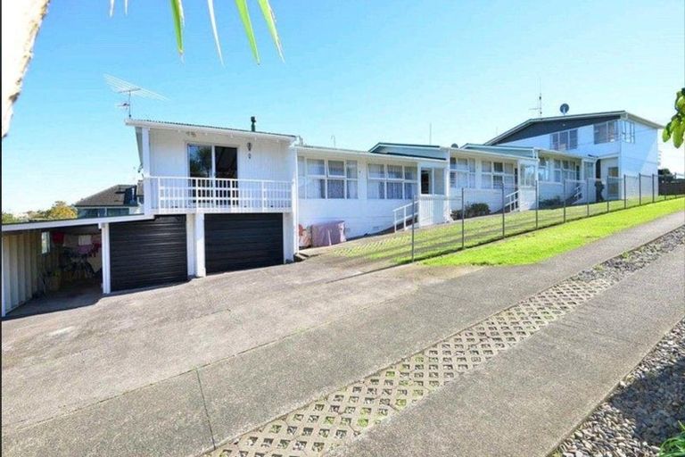 Photo of property in 81 Pupuke Road, Northcote, Auckland, 0627