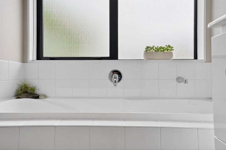 Photo of property in 23 Raabia Close, Parakai, 0830