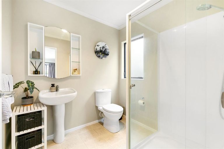 Photo of property in 13 Berkshire Terrace, Massey, Auckland, 0614