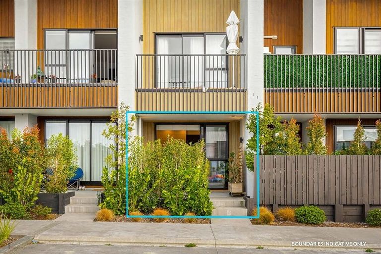 Photo of property in 2/3 Genevieve Lane, Hobsonville, Auckland, 0616