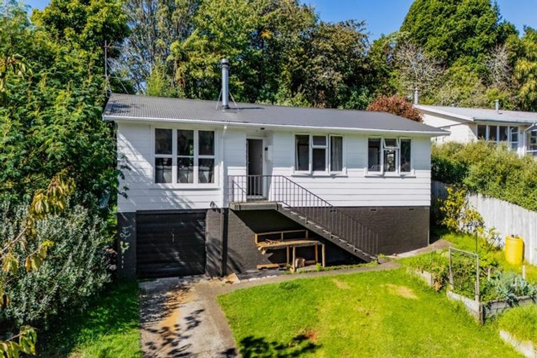 Photo of property in 13 Brixham Place, Merrilands, New Plymouth, 4312