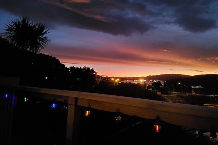 Photo of property in 74 Mana Esplanade, Paremata, Porirua, 5026