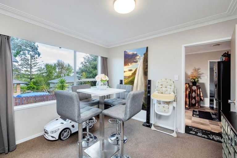 Photo of property in 2/4202a Great North Road, Glendene, Auckland, 0602