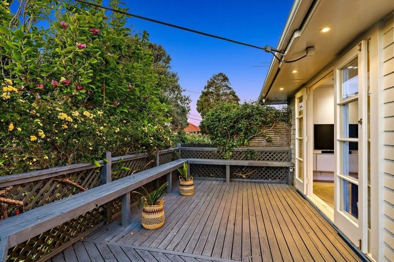 Photo of property in 9 Devon Street, Te Atatu South, Auckland, 0610