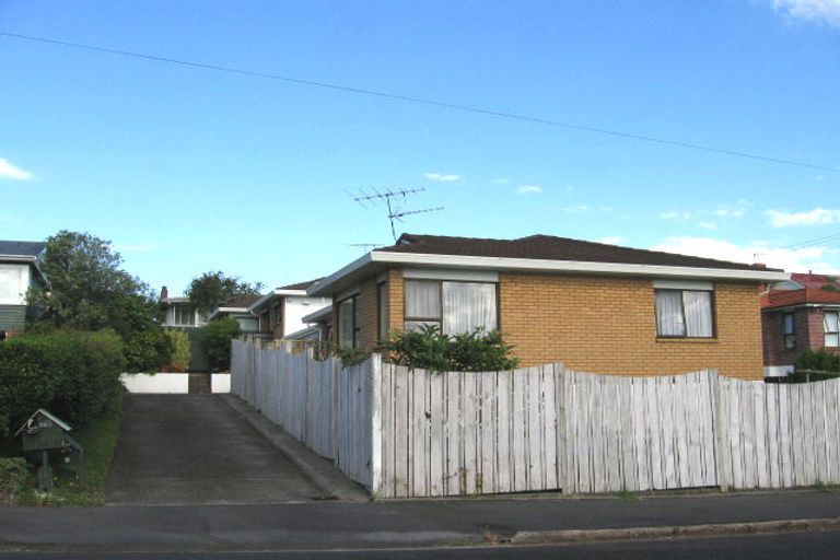 Photo of property in 2/42 Howard Road, Northcote, Auckland, 0627