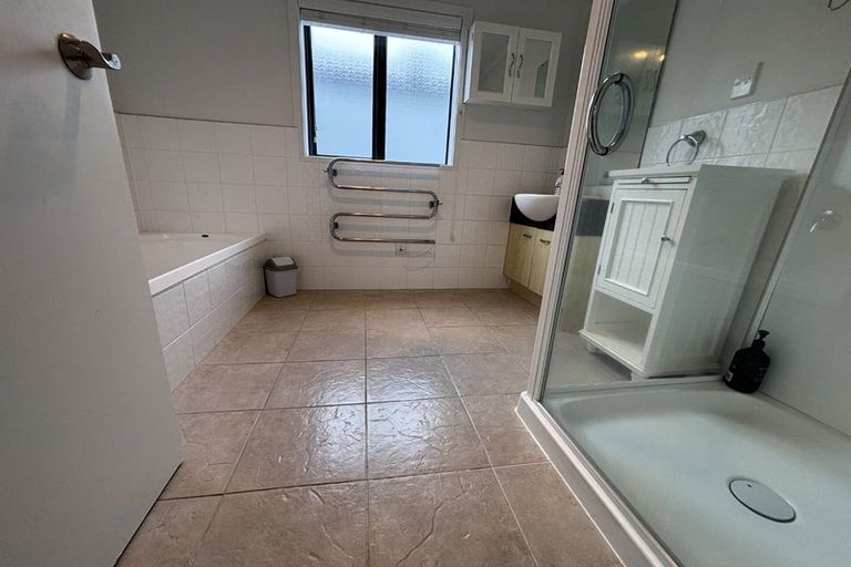 Photo of property in 33 Vinograd Drive, Te Atatu Peninsula, Auckland, 0610